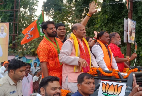 ଟ୍ରାଫିକ ଜାମ୍‌ ଯୋଗୁ ମୋହନ ଚରଣ ମାଝୀଙ୍କ ରୋଡ୍‌ ଶୋରେ ଆମ୍ବୁଲାନ୍ସ ଅଟକିଲା